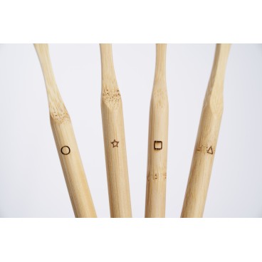 Irisana Aktivkohle-Zahnbürste. Karton mit 4 Einheiten